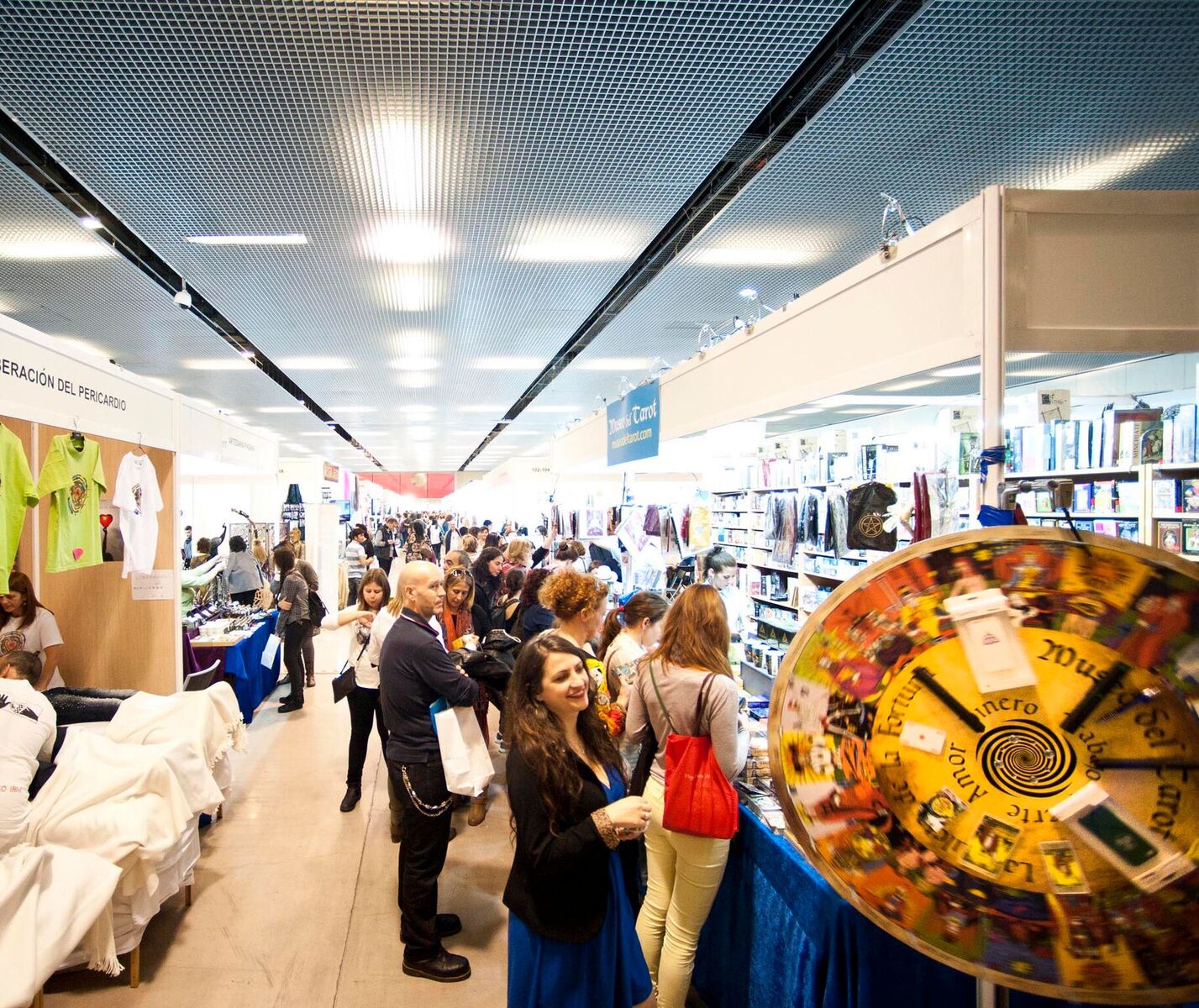 Visitantes en los stands de MAGiC Internacional